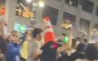 路障僵尸？尼克斯球迷庆祝时，被抛向空中的路障精准落在球迷头上